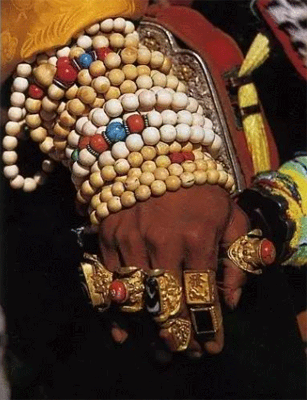 藏族手串加什么饰品_藏族传统 饰品_藏族手串及饰品
